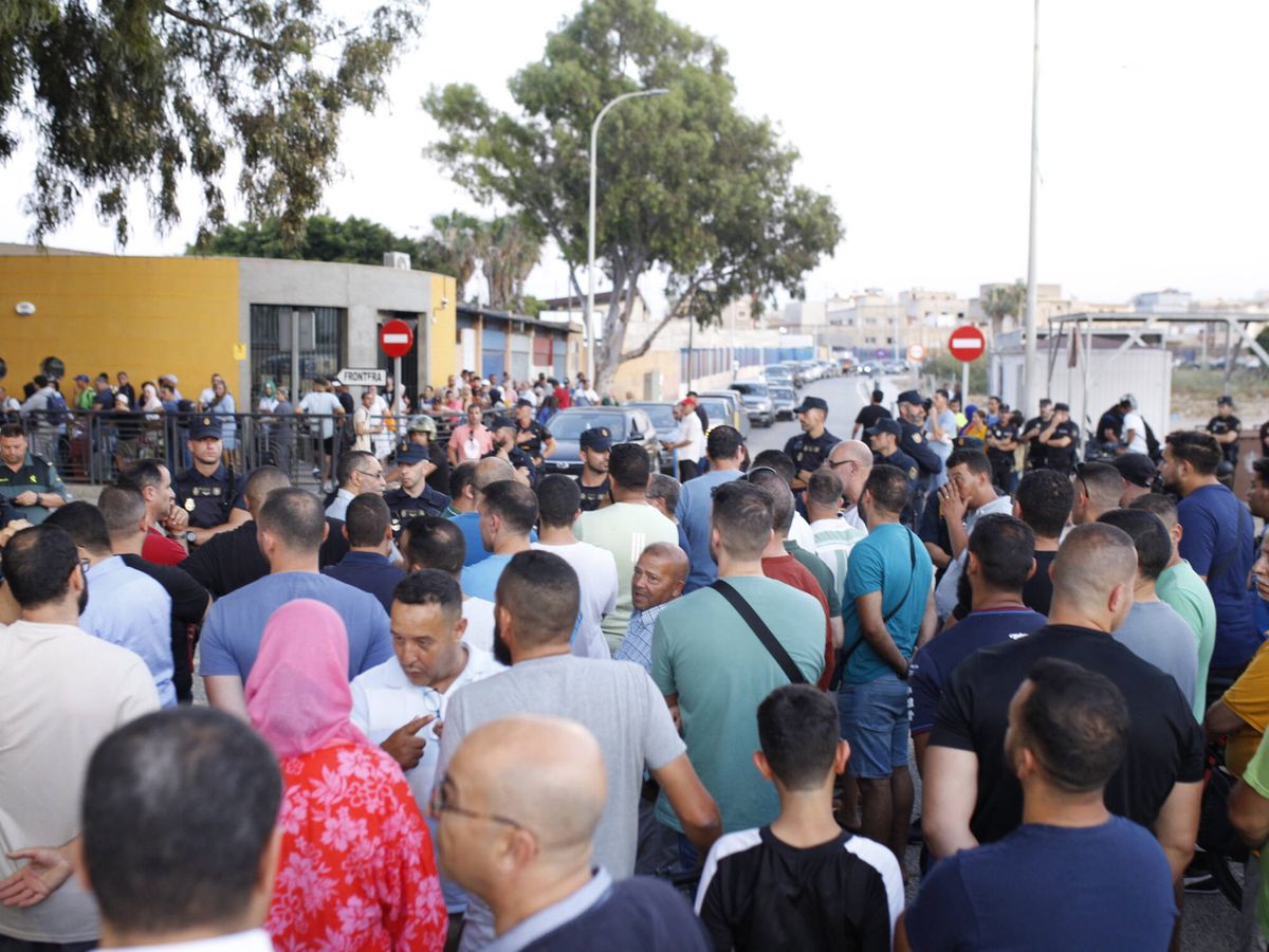 Foto: Varias personas durante una concentración en la frontera. (Europa Press/Ilies Amar)