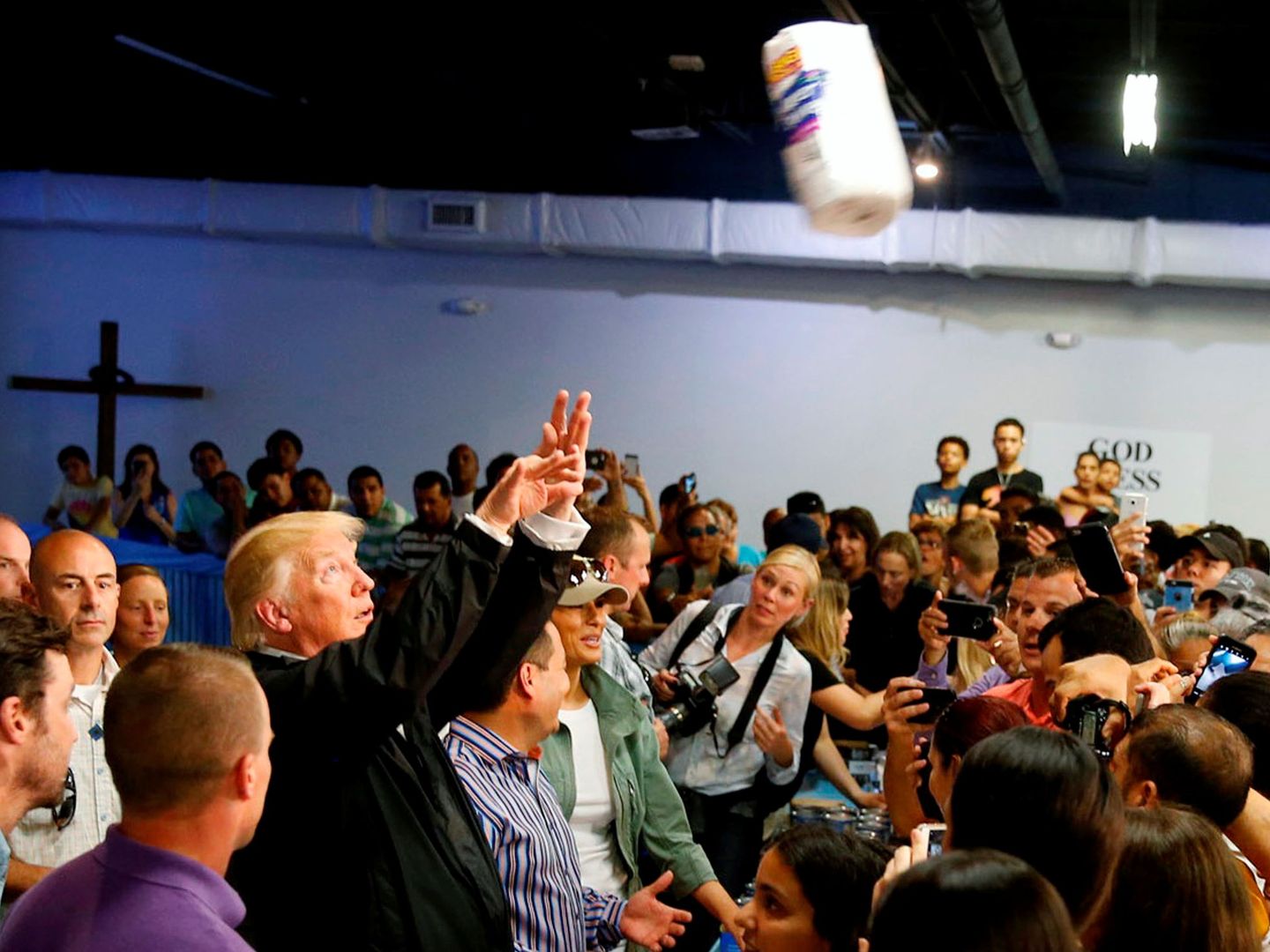 Donald Trump lanza rollos de papel a un grupo de damnificados por el huracán María, en Puerto Rico, en octubre de 2017.
