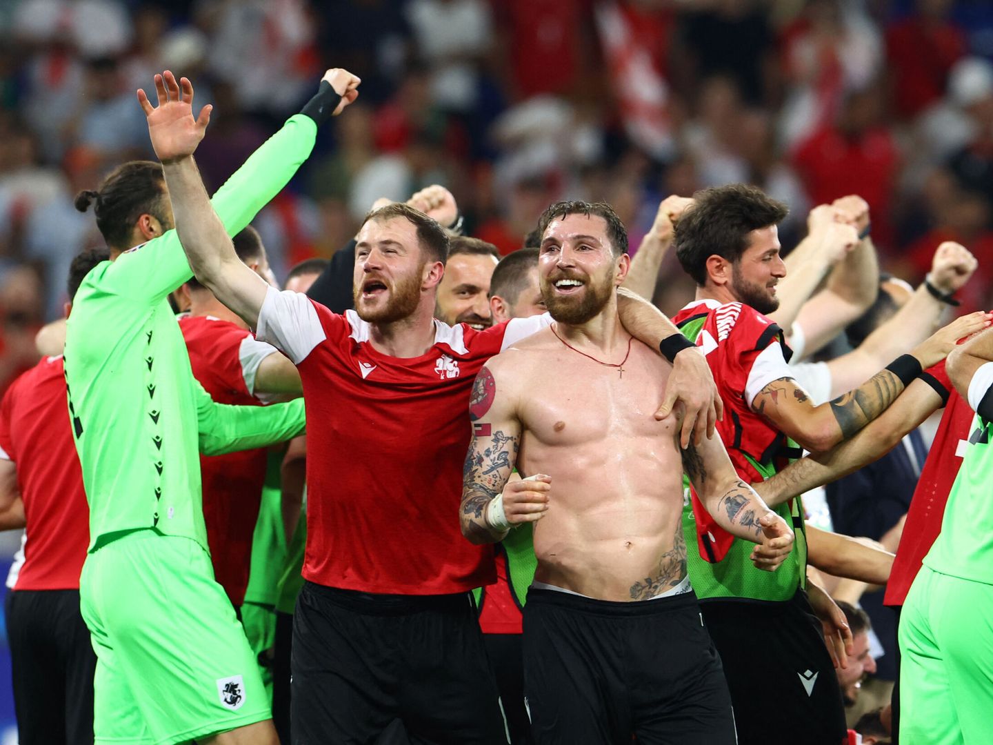 Los jugadores de Georgia celebran la clasificación para los octavos de final de la Eurocopa. (Reuters/Bernadett Szabo)