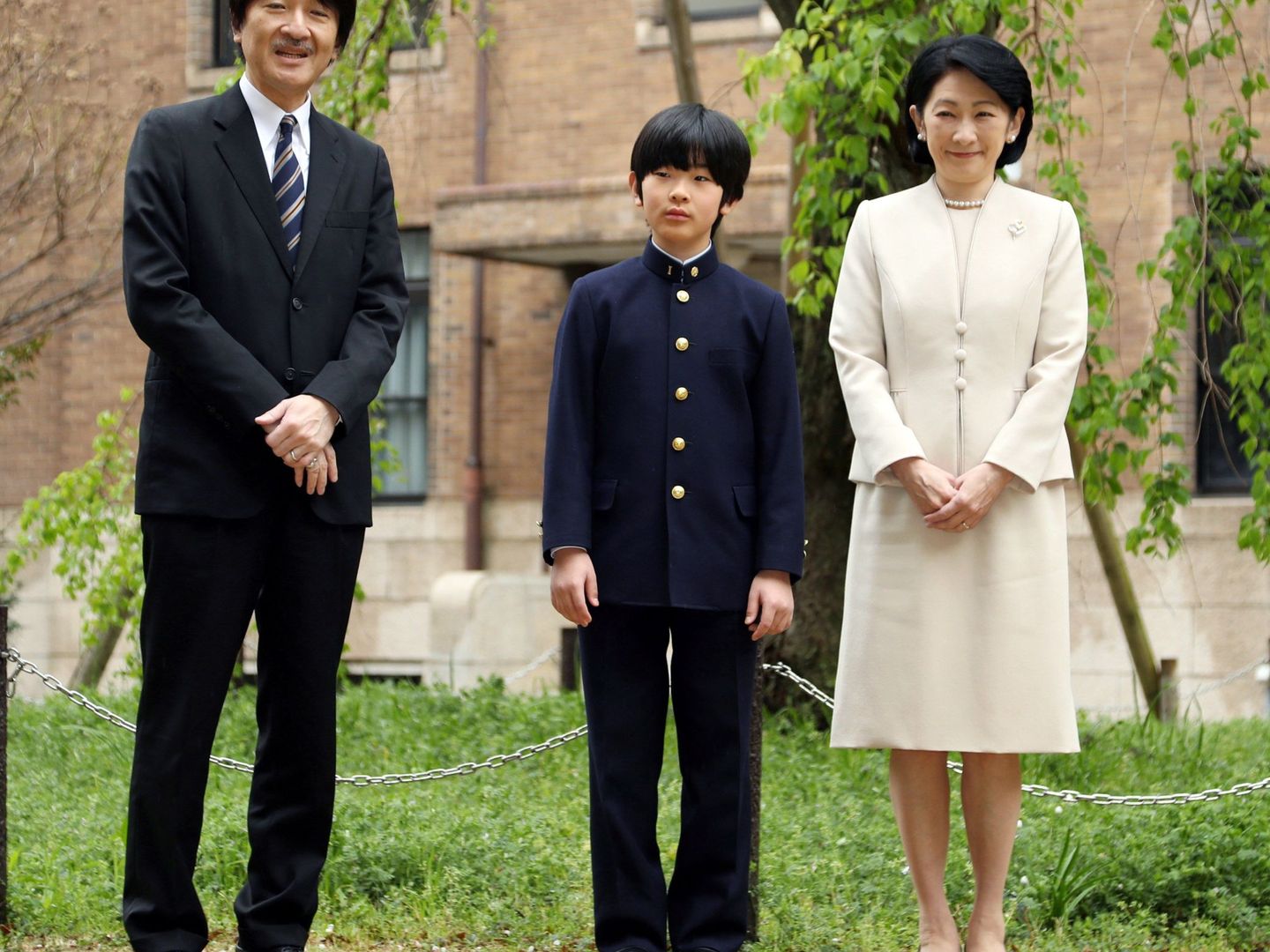 El príncipe Hisahito de Japón junto a sus padres, el príncipe Akishino y la princesa Kiko, en una imagen de archivo. (EFE)