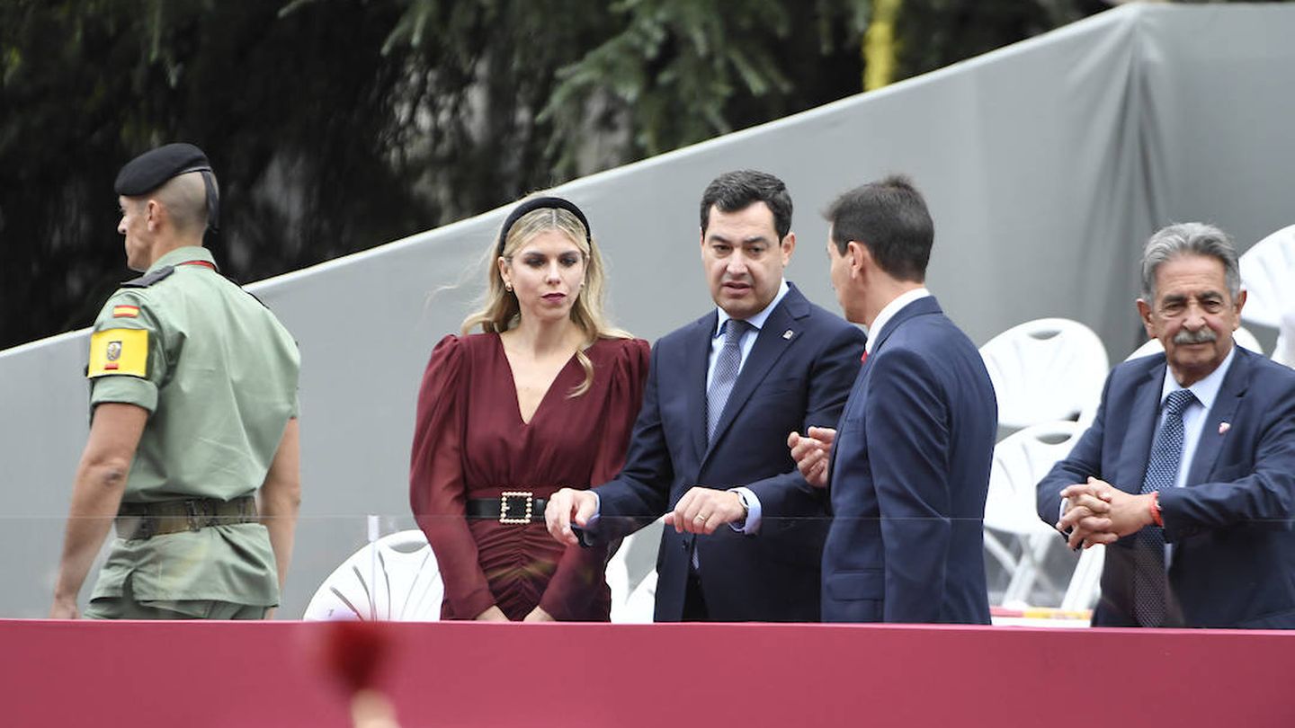 El presidente de la junta de Andalucía, Juanma Moreno Montilla y su mujer, Manuela Villena, junto a Miguel Ángel Revilla. (Limited Pictures) 