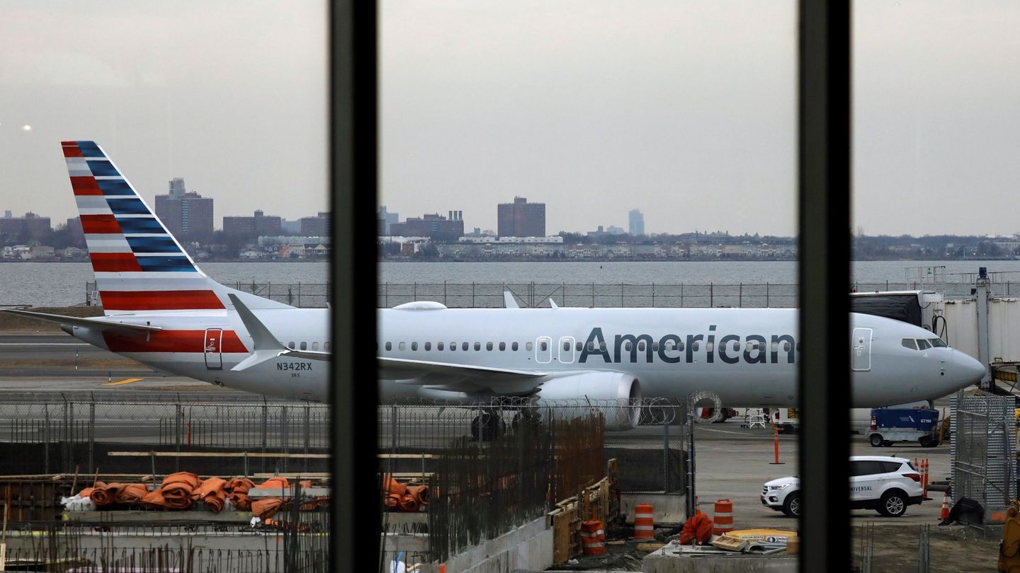 Un avión de American Airlines en el Aeropuerto LaGuardia, en Nueva York. (EFE)