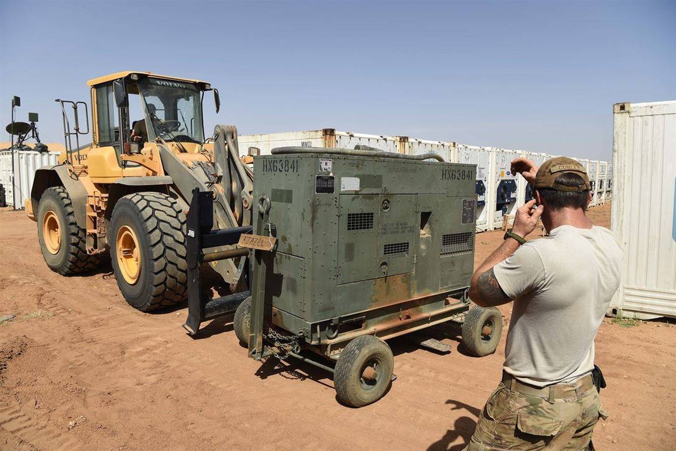 Miembros de la Fuerza Aérea desplazan generadores en la base 201 en Agadez, en septiembre de 2017. (Fuente: Departamento de Defensa de EEUU)