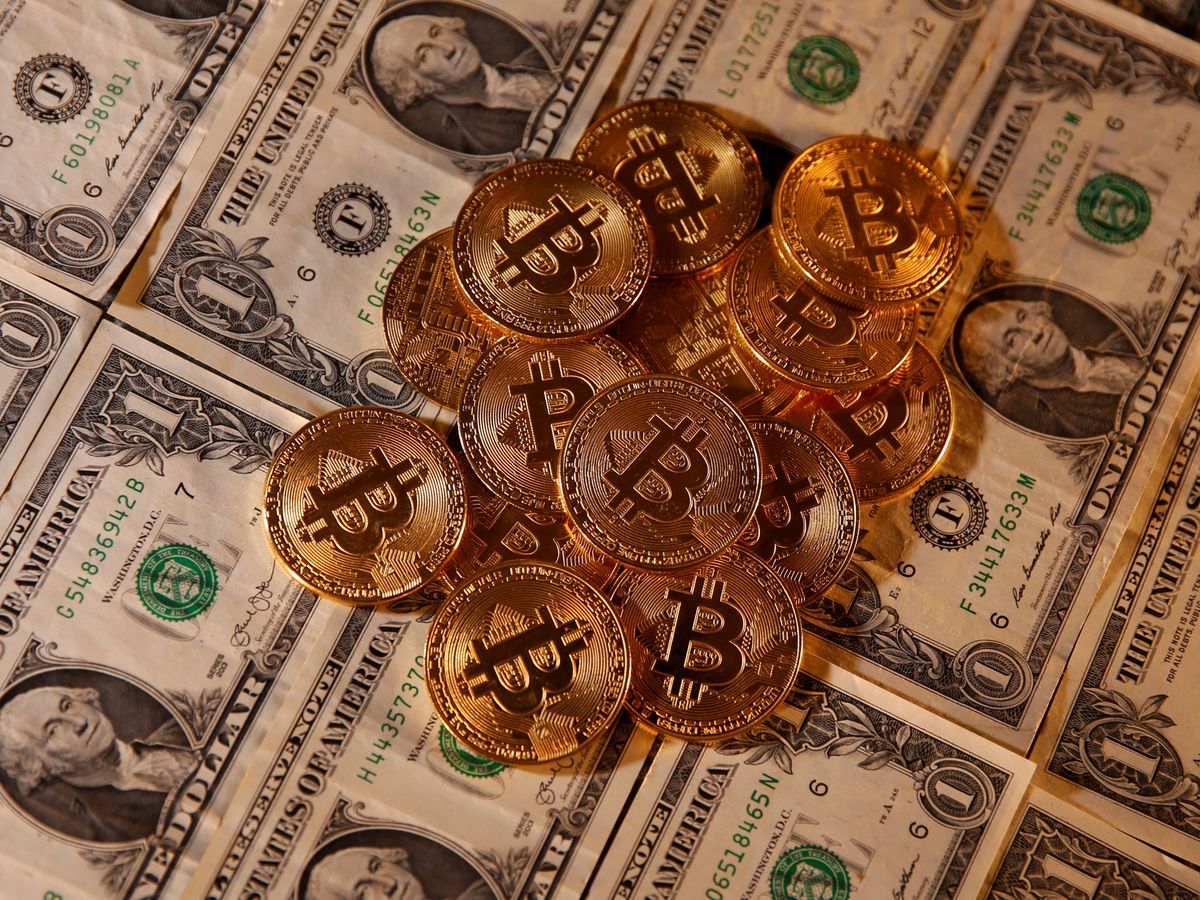 Foto: Representación física del bitcoin. (Reuters)