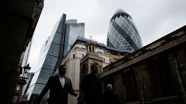 Viandantes en la ciudad financiera de Londres. (EFE/Tolga Akmen) 