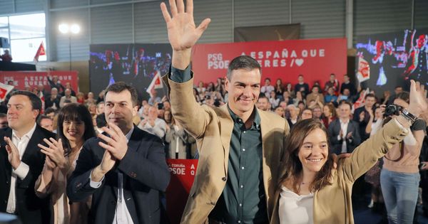 Foto: Pedro Sánchez, flanqueado por el líder del PSdeG, Gonzalo Caballero (3i), y por la candidata a la alcaldía de A Coruña, Inés Rey, este 10 de marzo. (EFE)