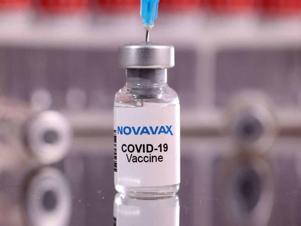Foto: Un vial de la vacuna de Novavax. (Reuters/Dado Ruvic)