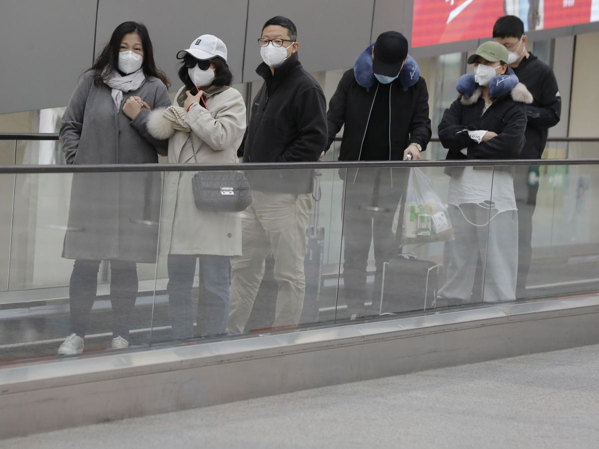 Foto: Pasajeros de un aeropuerto de Pekín. (EFE)