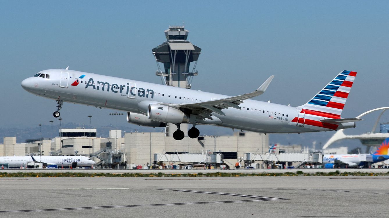 Foto: Un avión Airbus A321-200 de American Airlines despega del Aeropuerto Internacional de Los Ángeles. (Reuters/Mike Blake)