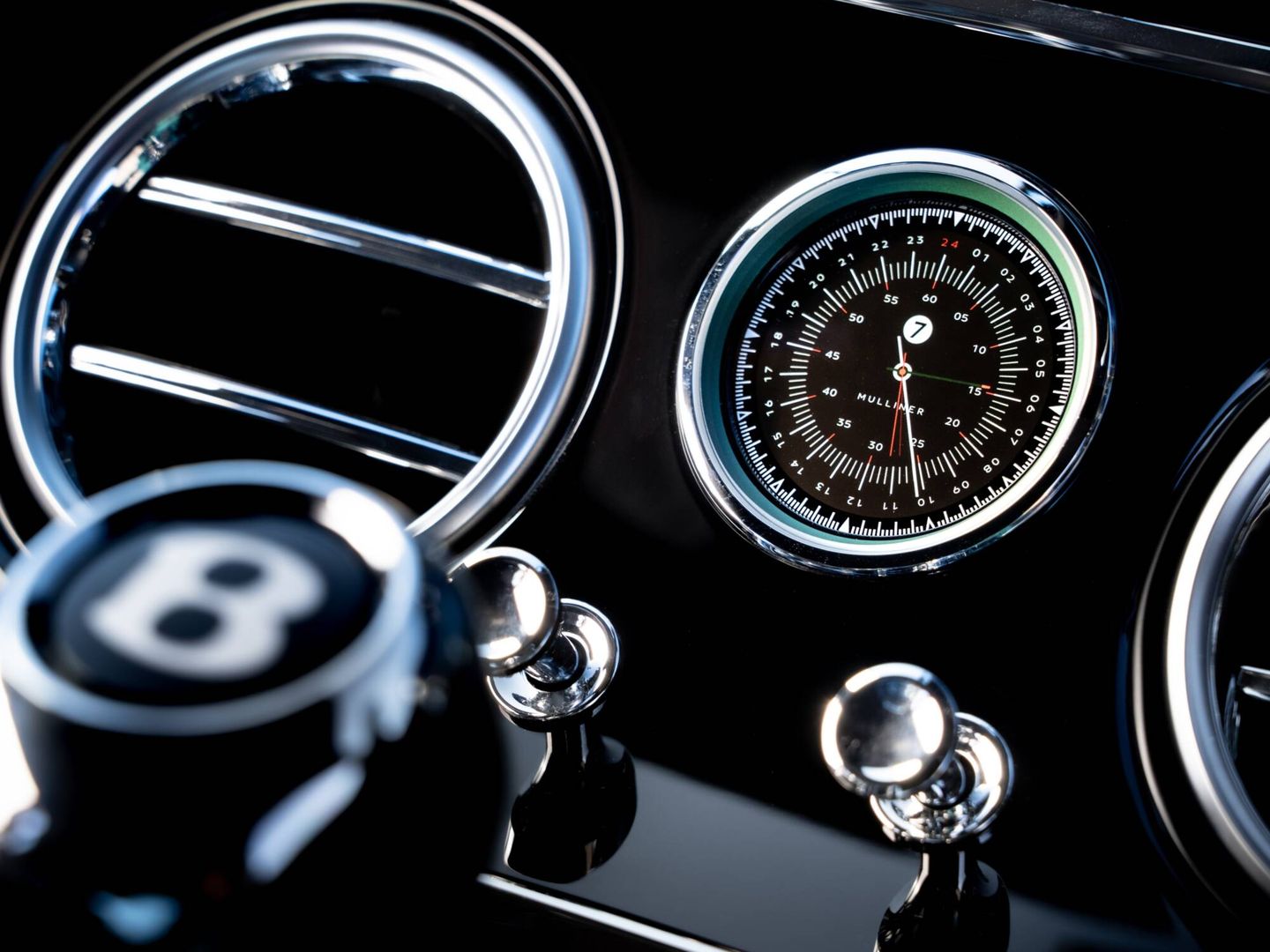 El reloj habitual en la gama Continental se sustituye por uno específico, de 24 horas.