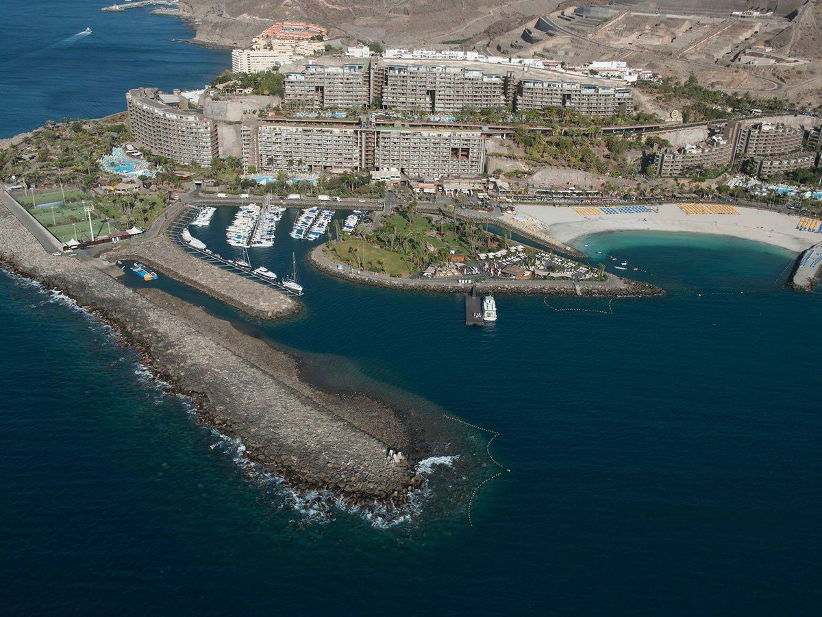 Foto: Complejos hoteleros frente a la playa de Anfi del Mar, en Gran Canaria.