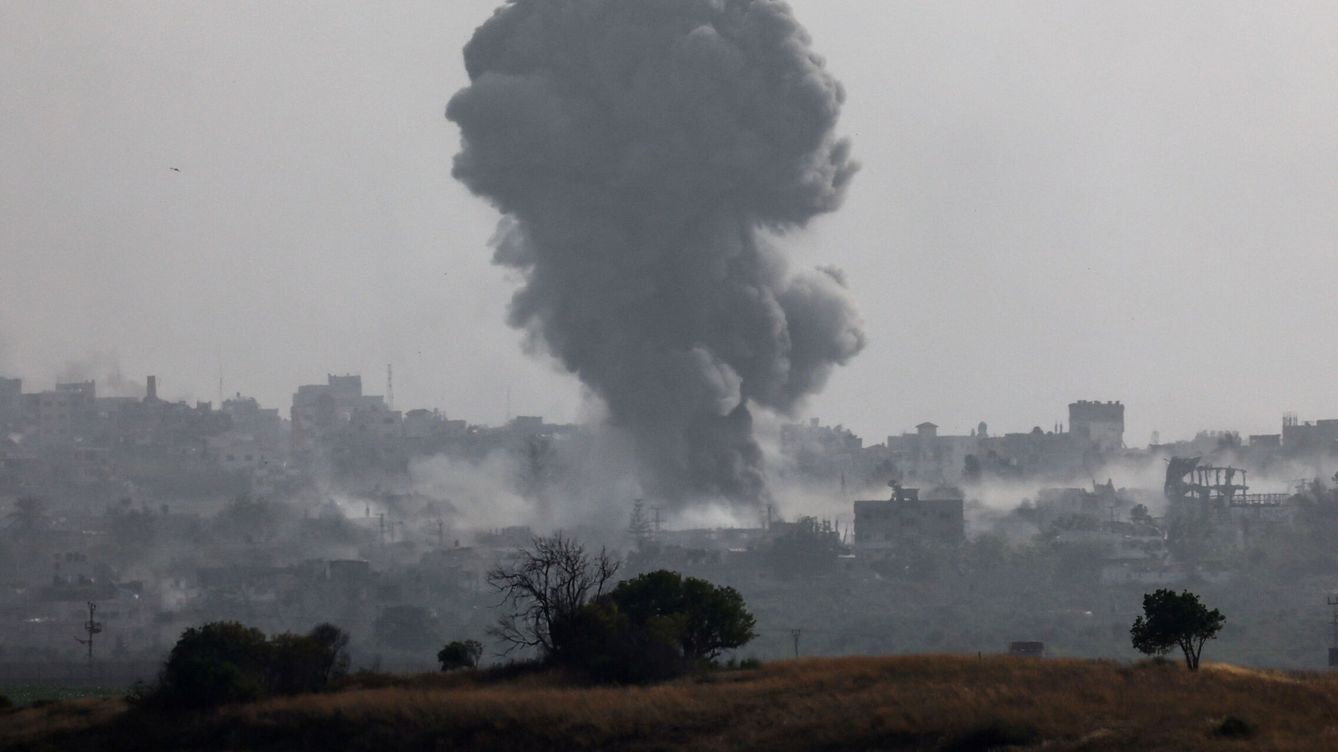 Foto: Humo tras un bombardeo de Israel en la Franja de Gaza. (Reutres/Amir Cohen)