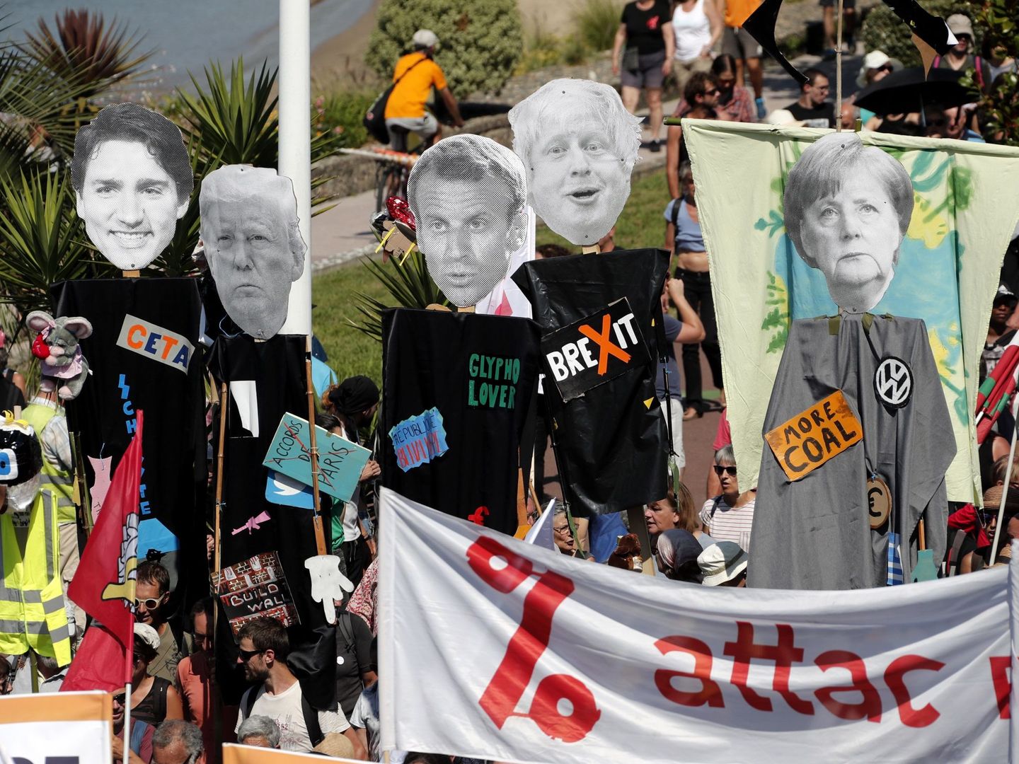 Manifestación del sábado en Hendaya contra la cumbre del G-7. (EFE)