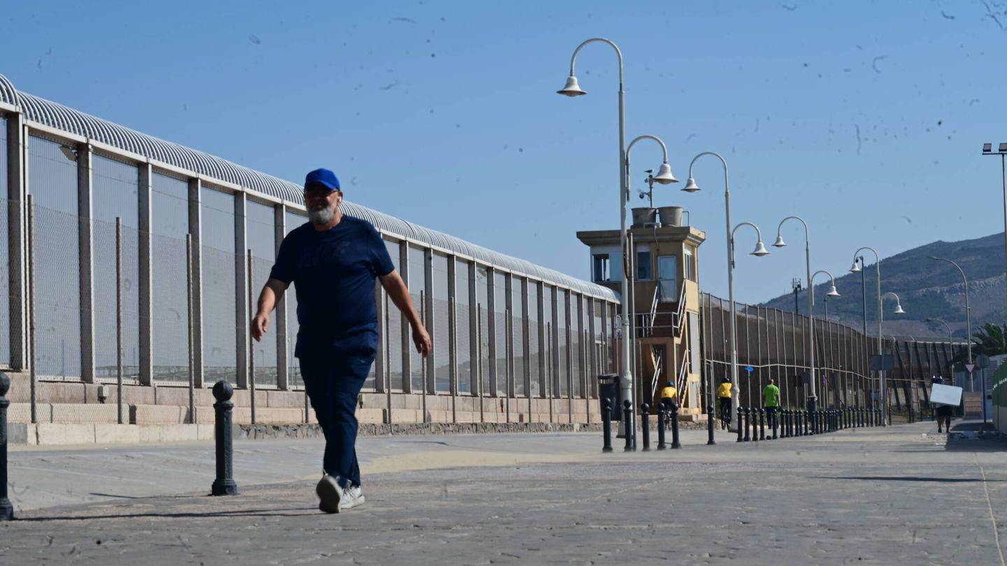 Un lugareño camina frente a la valla de Melilla. (PorCausa)