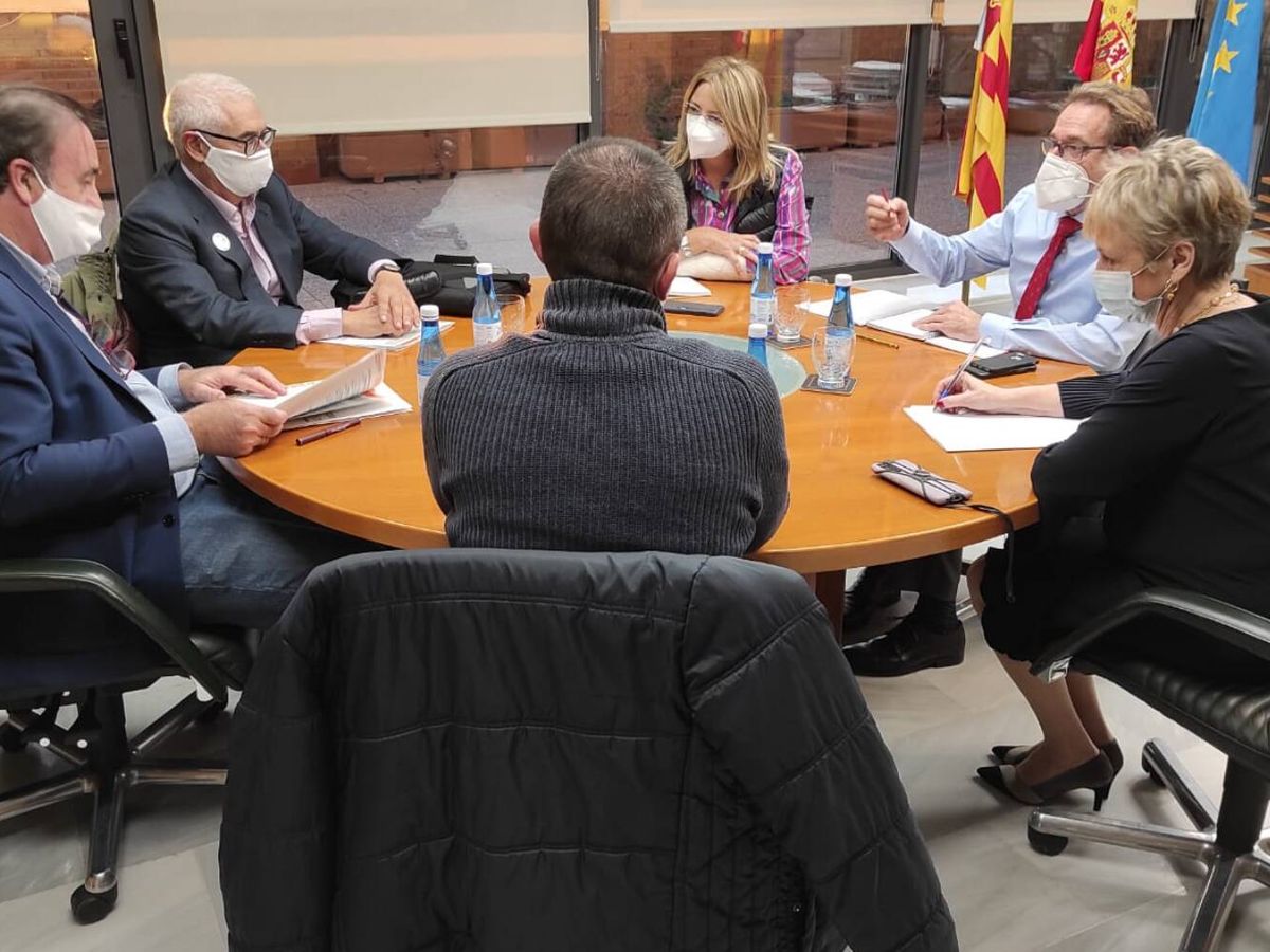 Foto: Miguel Mínguez, con corbata roja, en la reunión con los representantes de CEMS-CV. 