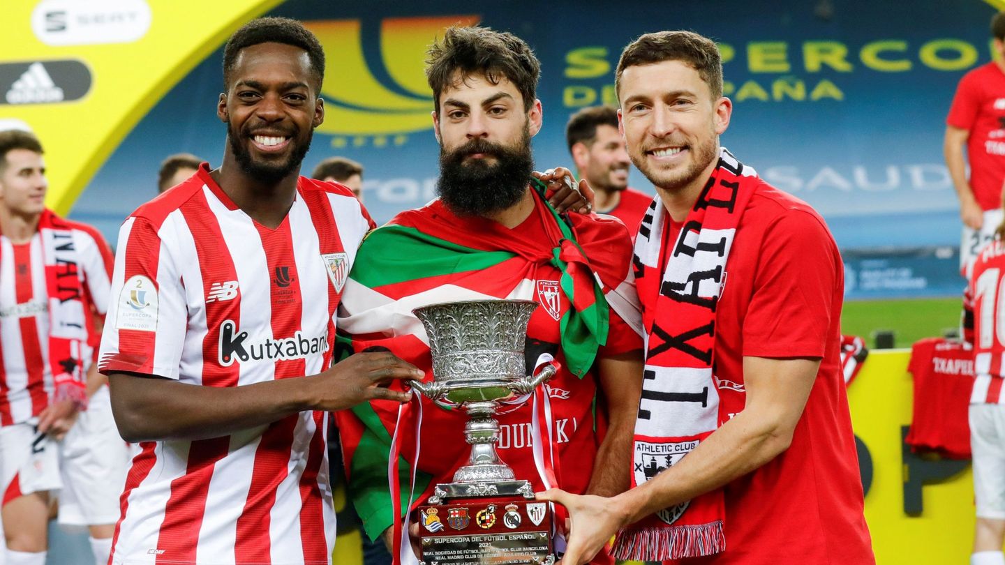 Williams, Villalibre y De Marcos celebran el título de la Supercopa. (EFE)