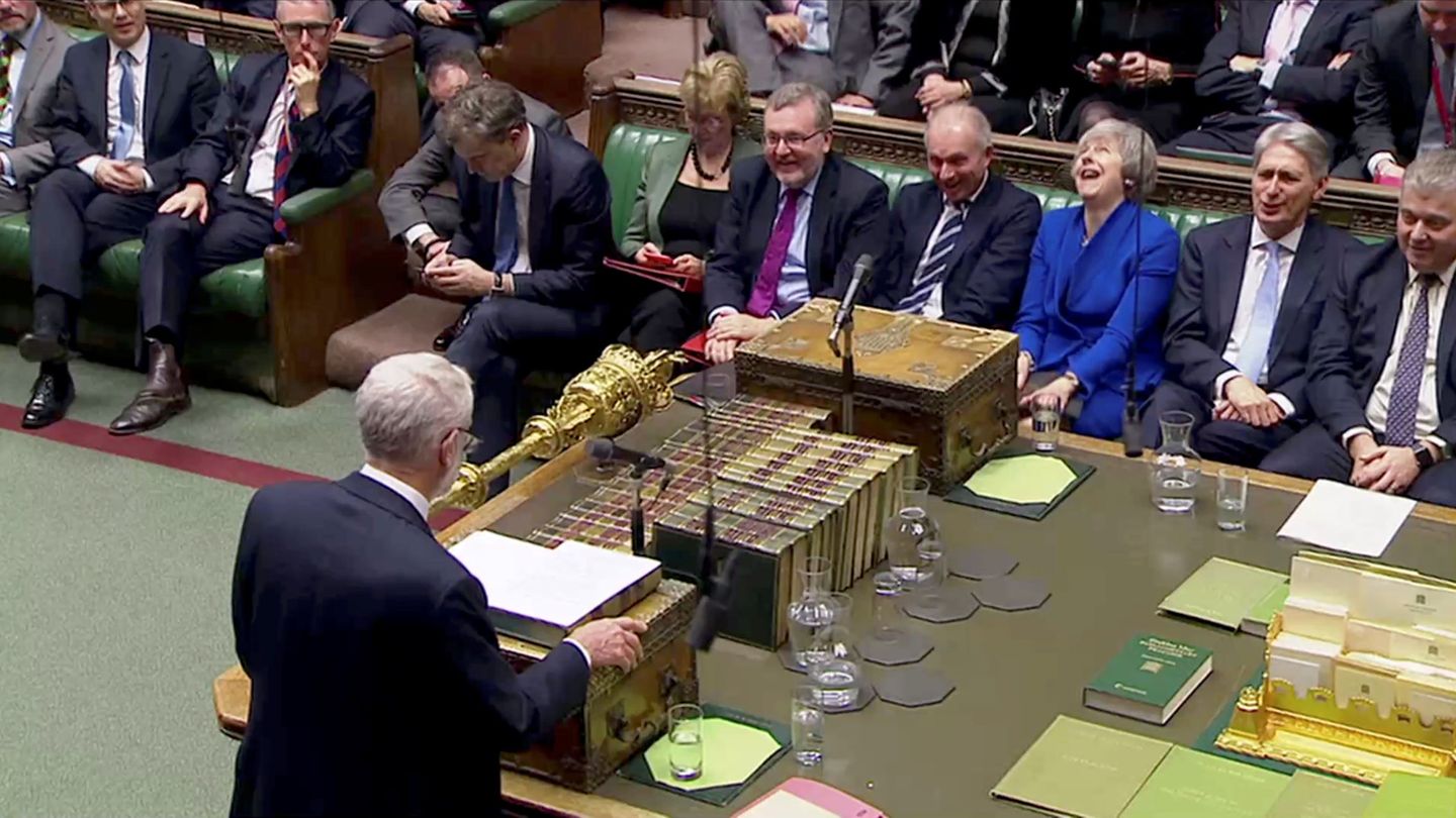Theresa May se ríe durante la intervención Jeremy Corbyn durante la votación en Westminster de este martes. (EFE)