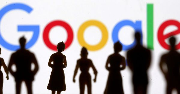 Foto: Logo de Google, tras la silueta de pequeñas figuras de juguete. (Reuters)
