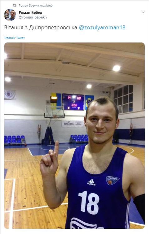 Roman Zozulya retuitea la imagen que publica un amigo en 2015 en el que se ve al jugador de fútbol sonriendo ante un marcador con la numerología nazi 14-88