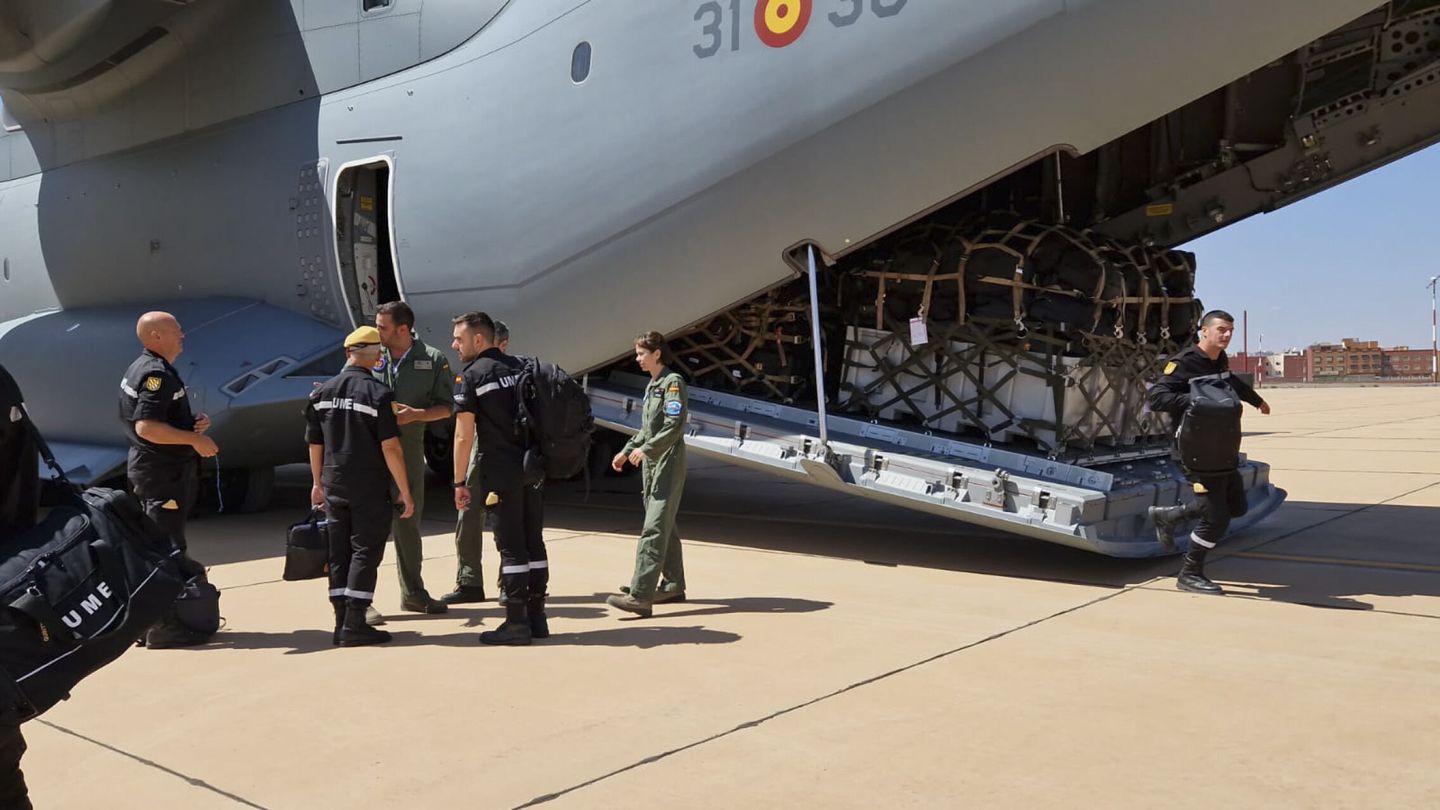 Un equipo de la UME (56 militares y 4 perros) llega a Marrakech para trabajar a 25 kms del epicentro. (EFE/Ministerio De Defensa)