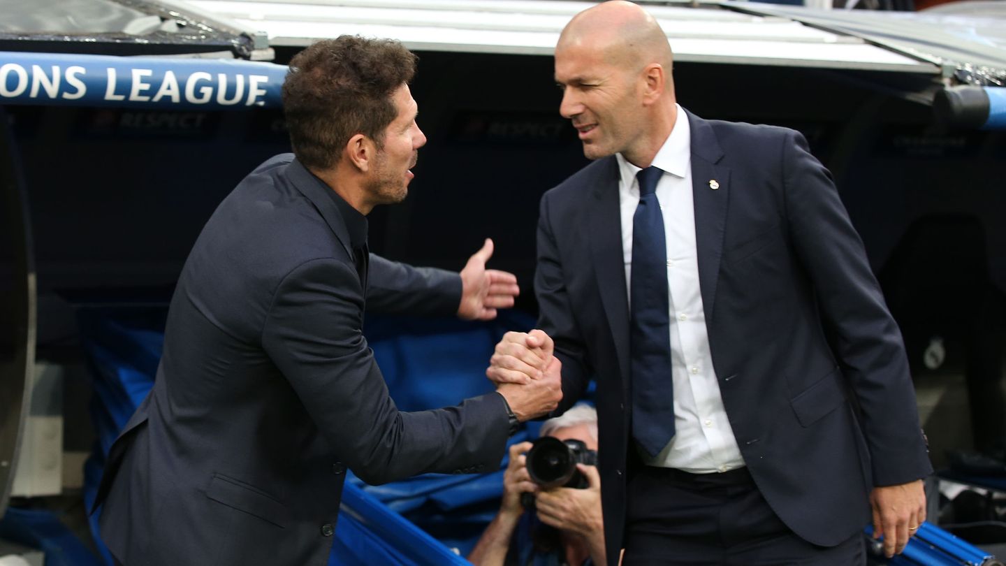 Simeone saluda a Zidane antes del partido de ida de las semifinales de la Champions jugado en el Bernabéu. (EFE)