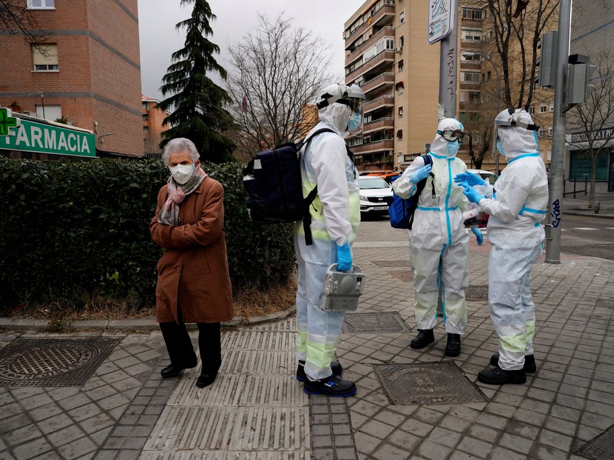 Foto: Personal médico preparándose para atender un paciente de covid en Madrid. (Reuters)