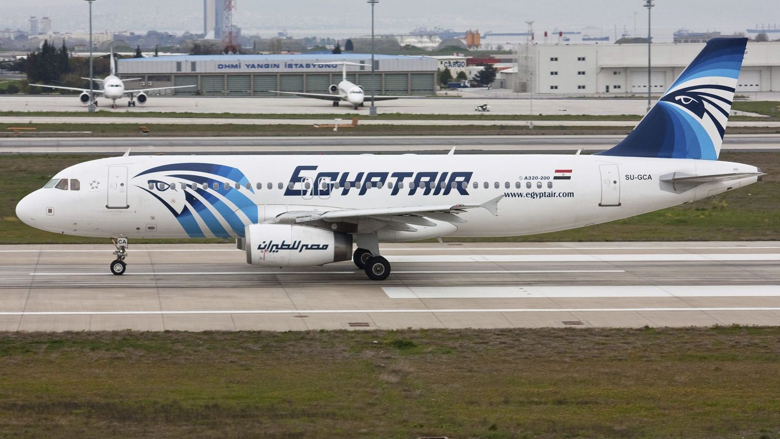 Foto: Un avión Airbus A320 de las aerolíneas EgyptAir, el mismo avión que ha desaparecido este jueves. (Efe) 
