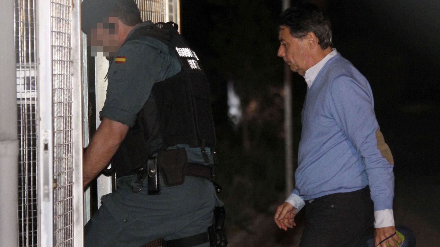 Ignacio González, tras ser detenido por la Guardia Civil el pasado 21 de abril. (EFE)