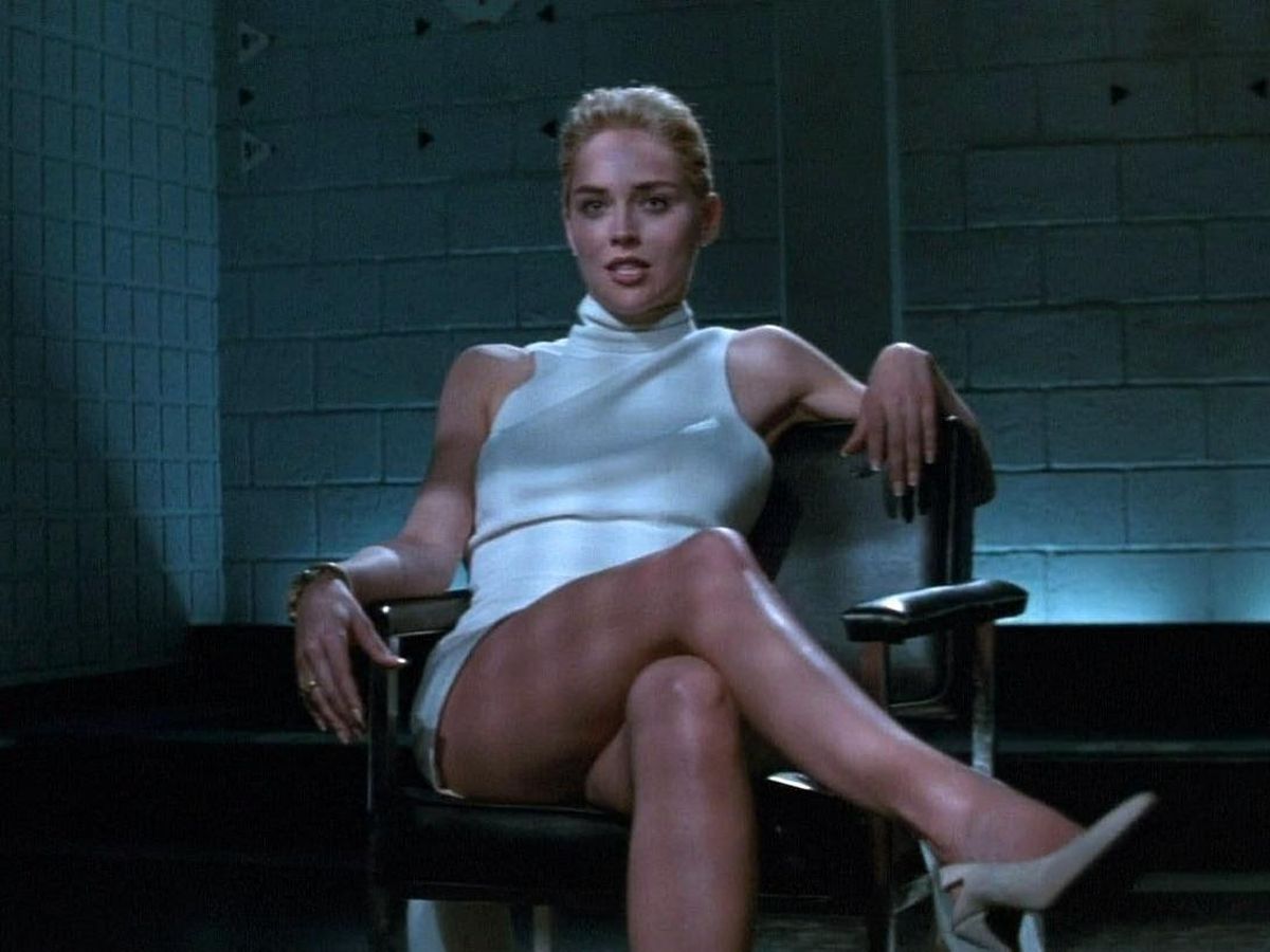 Foto: Sharon Stone y el cruce de piernas más famoso del cine. (Fotograma de 'Instinto básico')