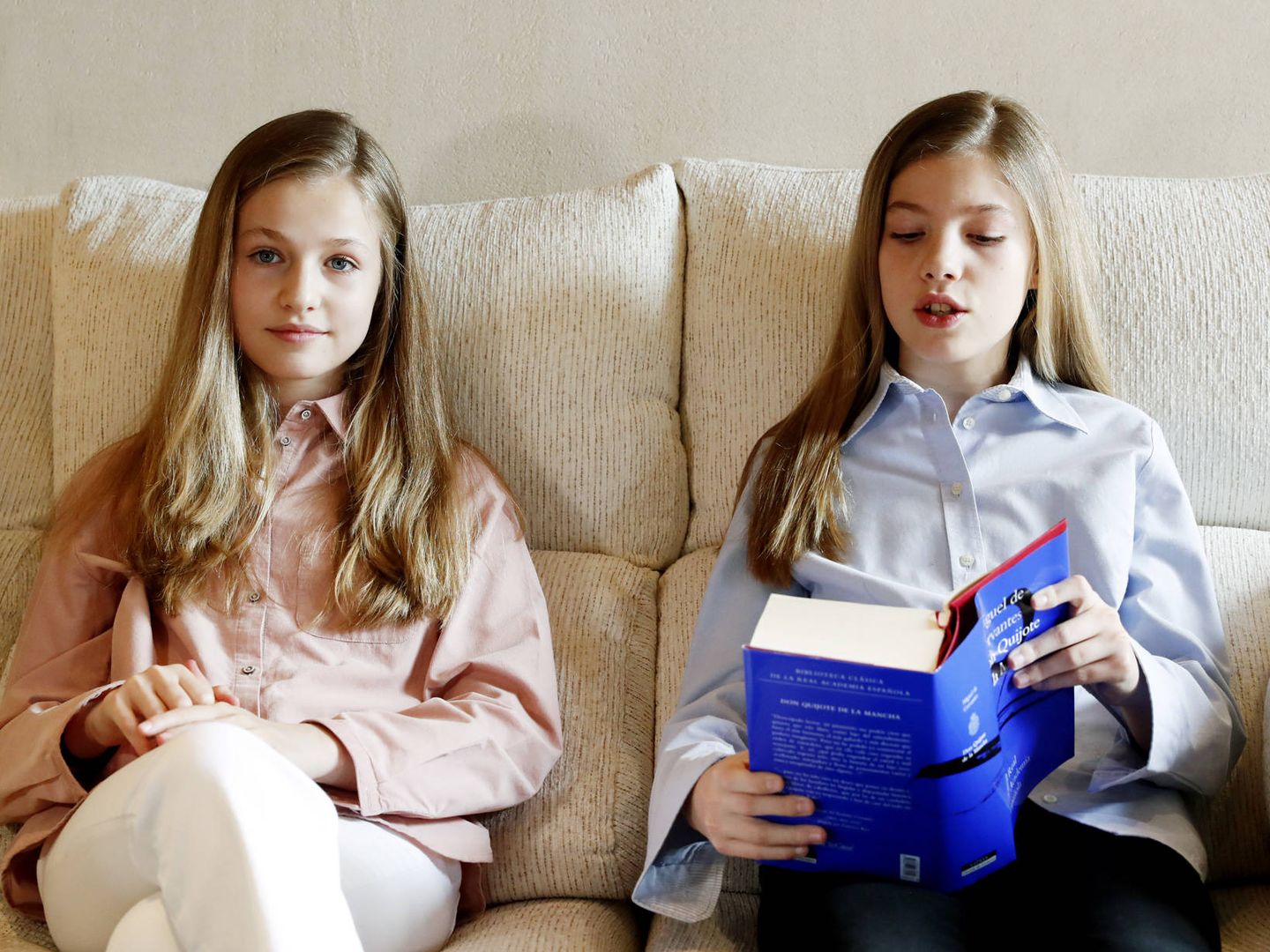 Leonor y Sofía, durante la lectura. (CR)