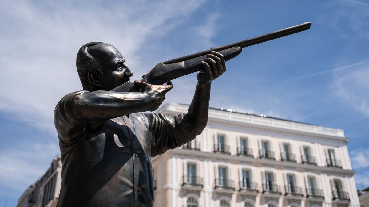 Polémica por una estatua del Rey emérito disparando al Oso y el Madroño