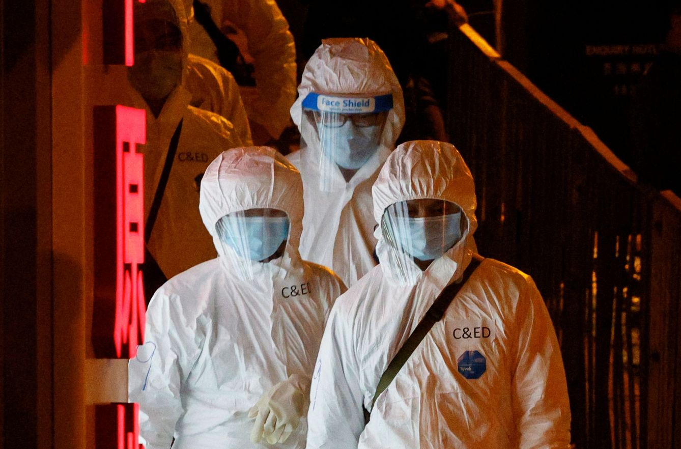 Trabajadores con trajes de protección para contener un nuevo brote en Hong Kong. (Reuters) 