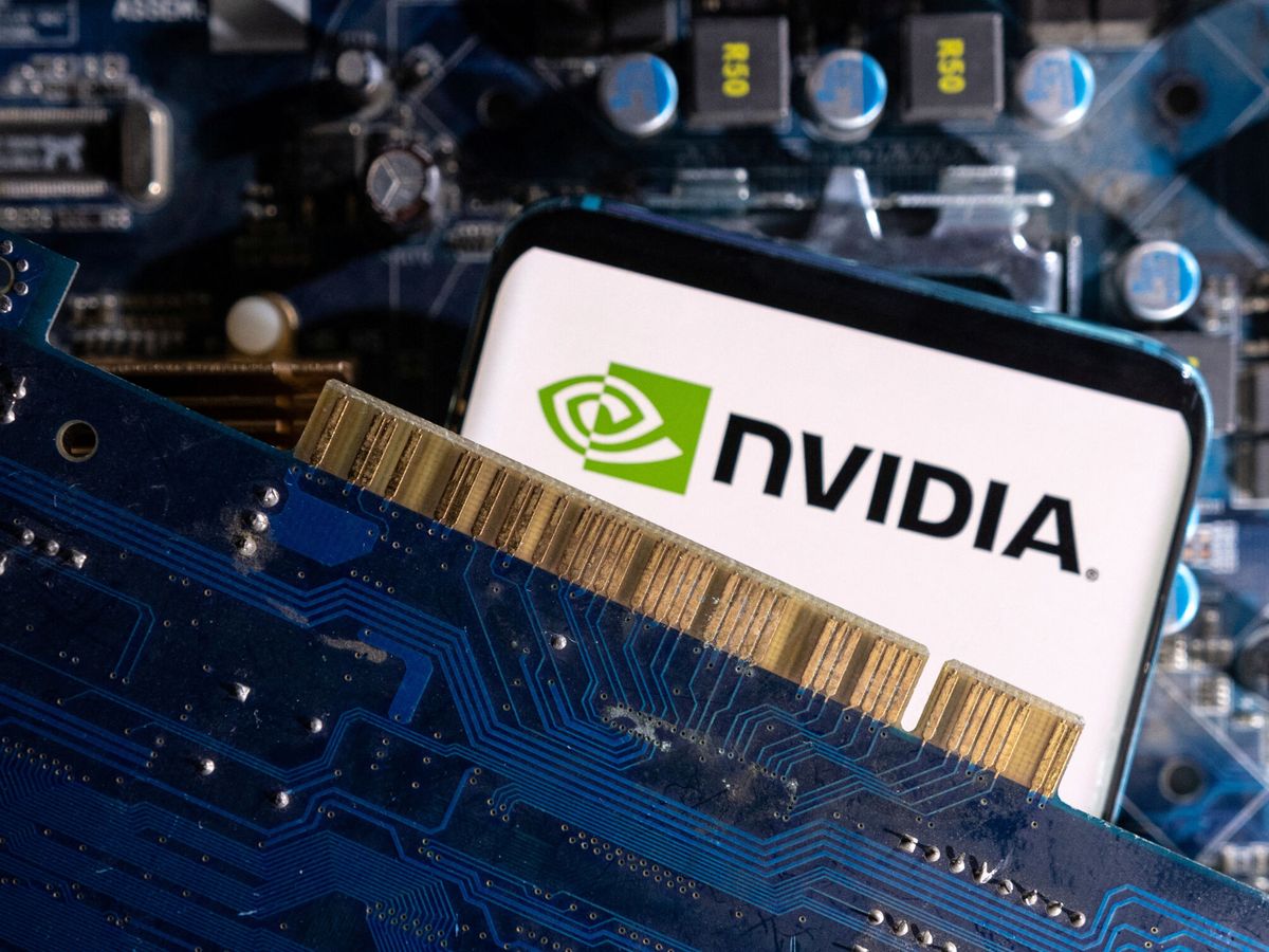 Foto: Procesador junto con el logo de Nvidia. (Reuters/Dado Ruvic)