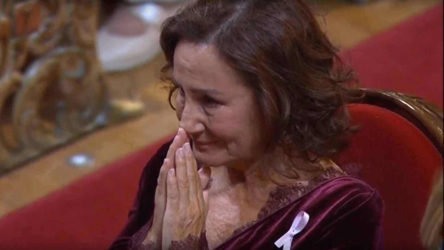 Paloma Rocasolano, entre lágrimas durante el discurso de Leonor. (YouTube Casa Real)