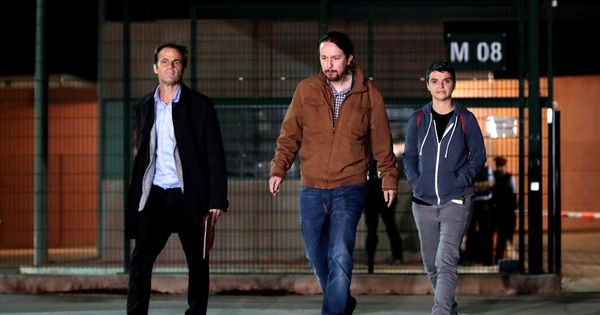 Foto: El líder de Podemos, Pablo Iglesias, junto a la portavoz de En Comú, Lucía Martín (d), y el teniente de alcalde de Barcelona, Jaume Asens, tras visitar a Oriol Junqueras en Llendoners. (EFE)