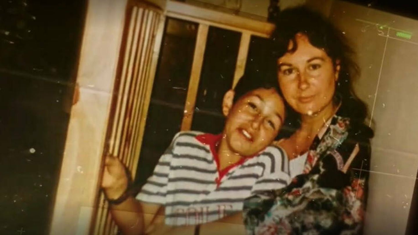 Omar Montes y su madre Mari Ángeles, en un fotograma de 'El principito es Omar'. (Telecinco/Amazon)