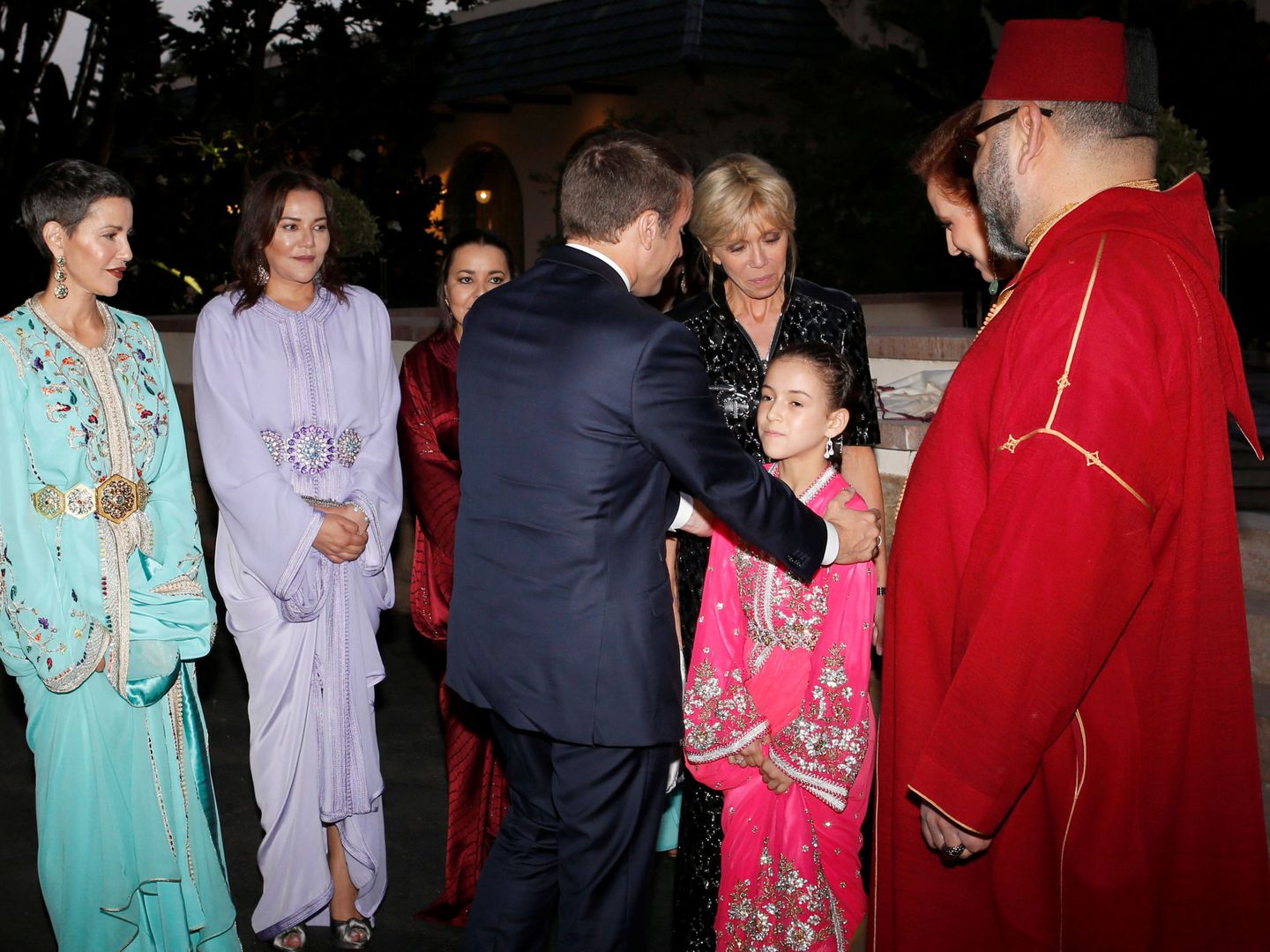 La princesa Lalla Khadija junto a sus padres saludando a Emmanuel Macron y Brigitte Trogneuxen 2017. (Reuters)