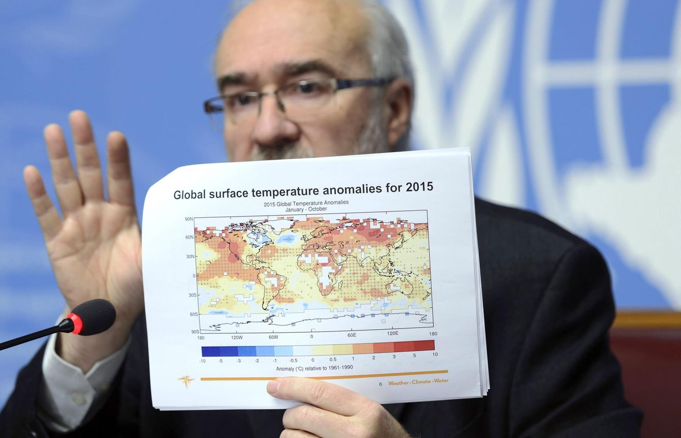 Científico mostrando el mapa de aumento de temperaturas. (EFE)