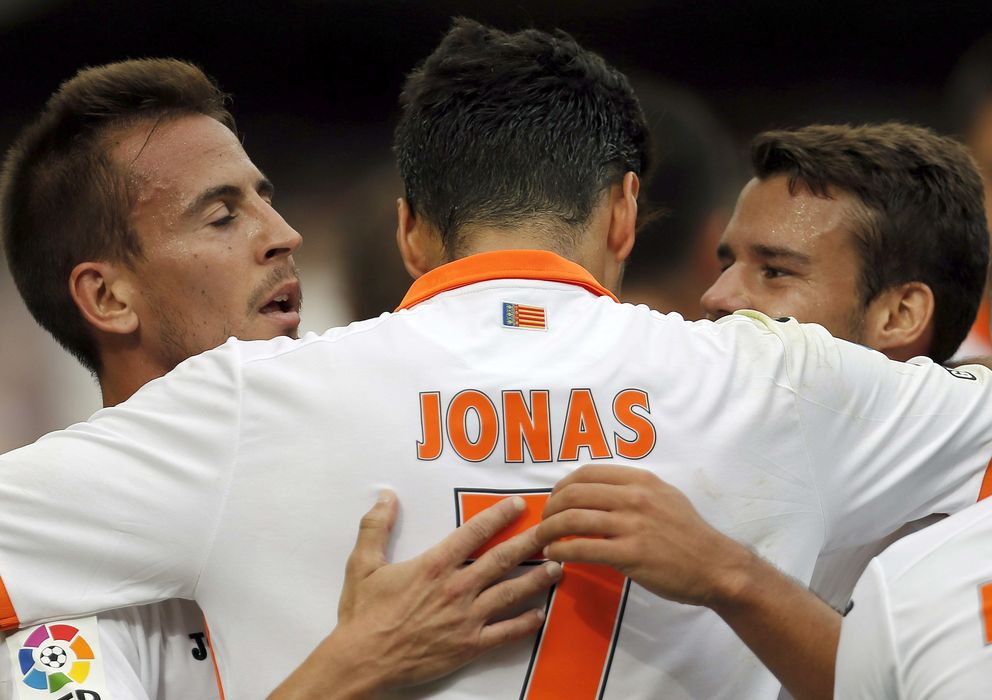 Foto: Los jugadores del Valencia celebran el gol de Jonas ante el Rayo Vallecano.