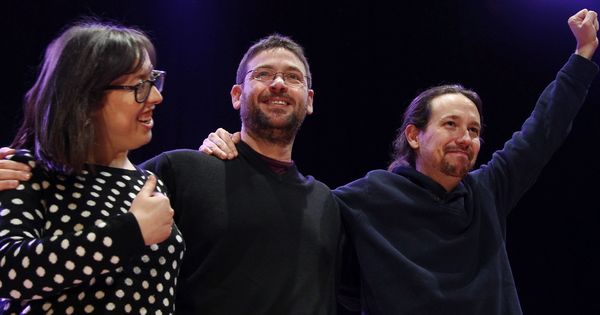 Foto: Noelia Bail, junto a Albano Dante Fachín y Pablo Iglesias. (EFE)