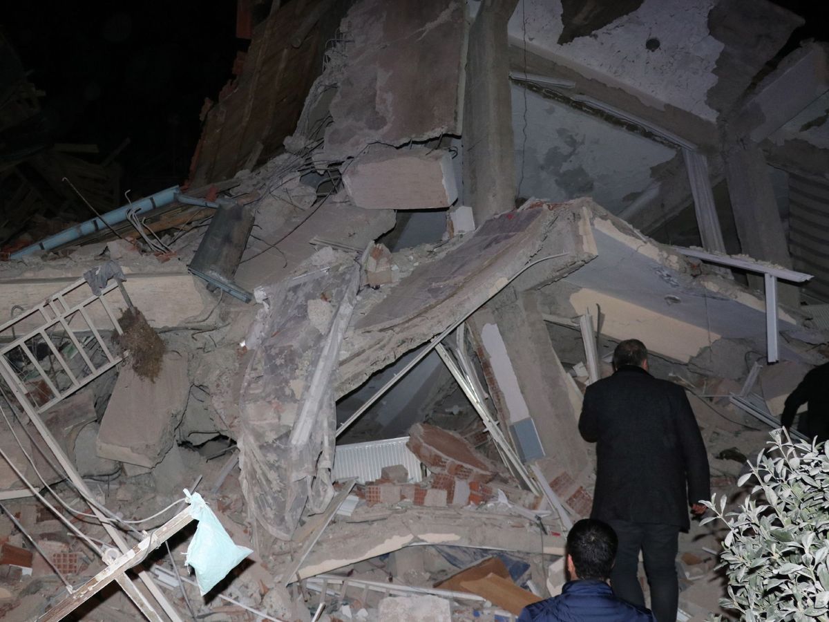 Foto: La gente observa los edificios derruidos tras el Terremoto que ha sacudido este viernes el sureste de Turquía. (EFE)