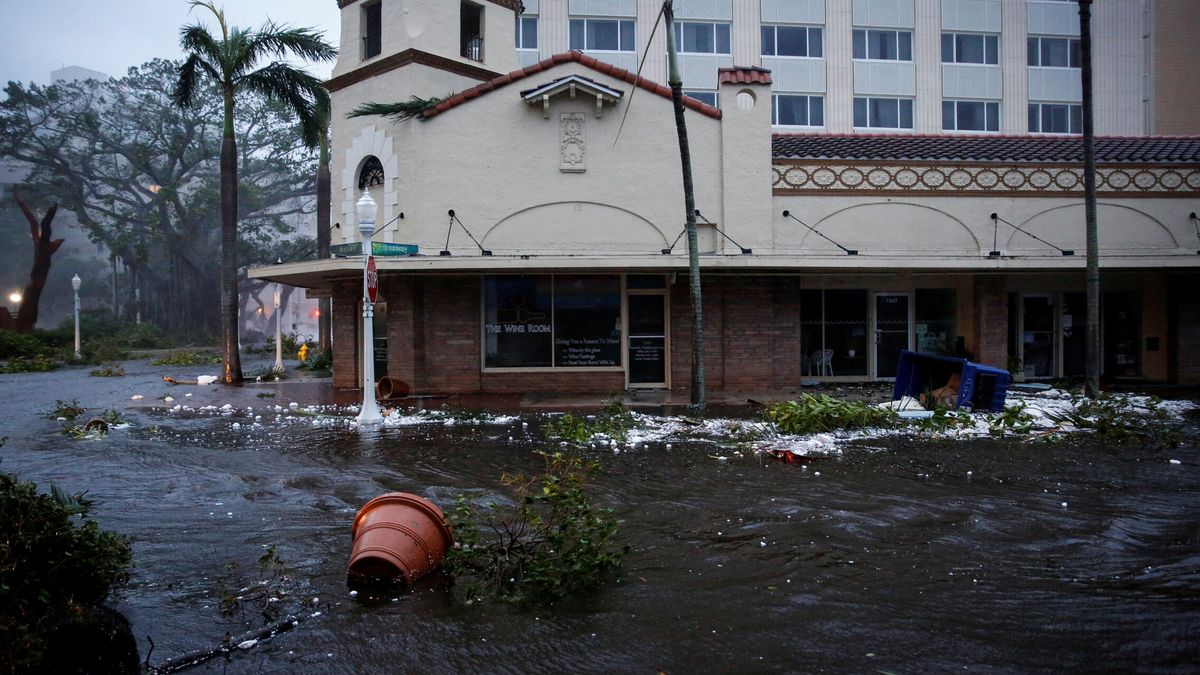 La fuerza del huracán Ian afloja tras dejar apagones e inundaciones a su paso por Florida