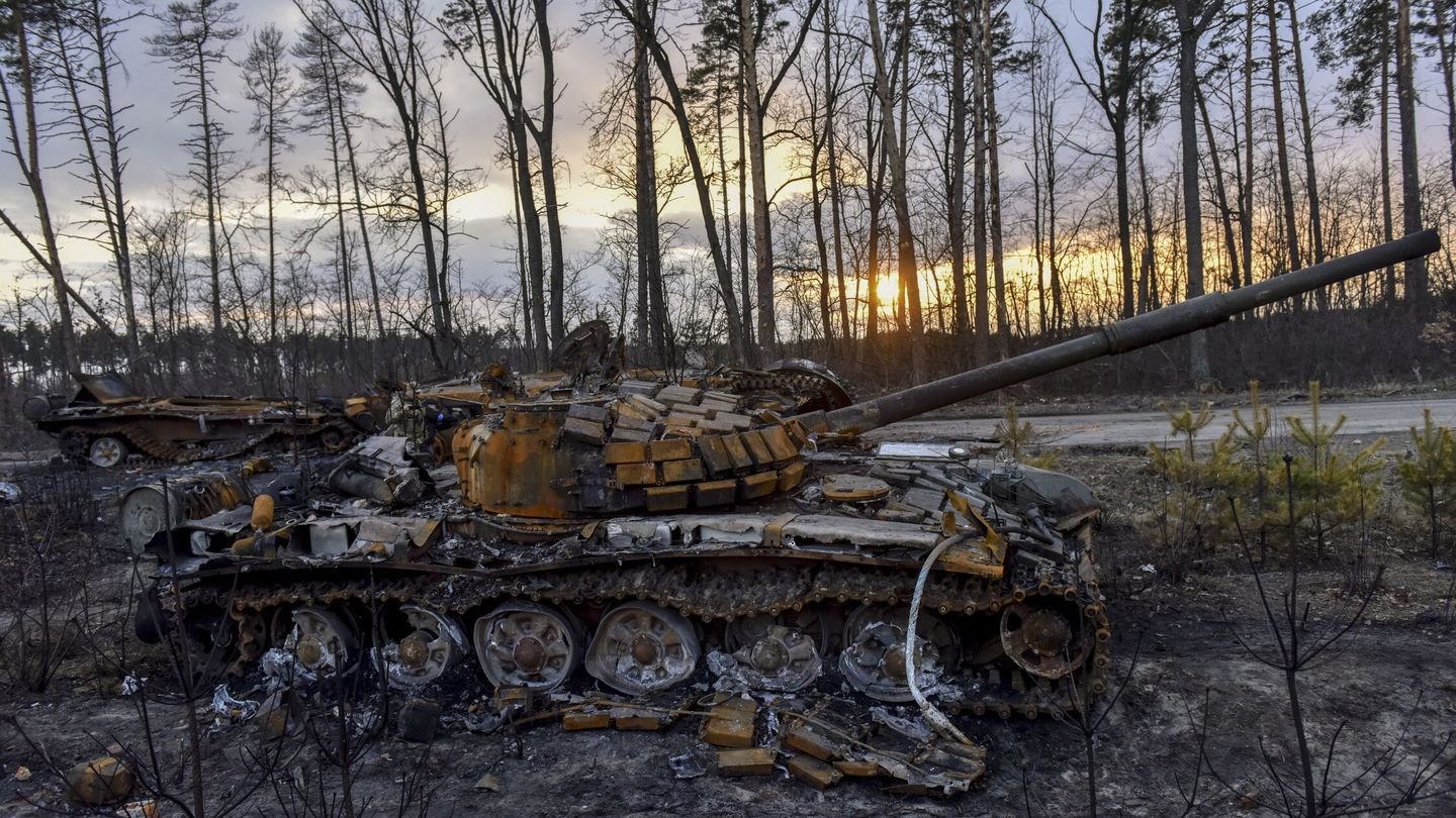 Tanque quemado en Gostomel. (EFE/Oleg Petrasyuk)