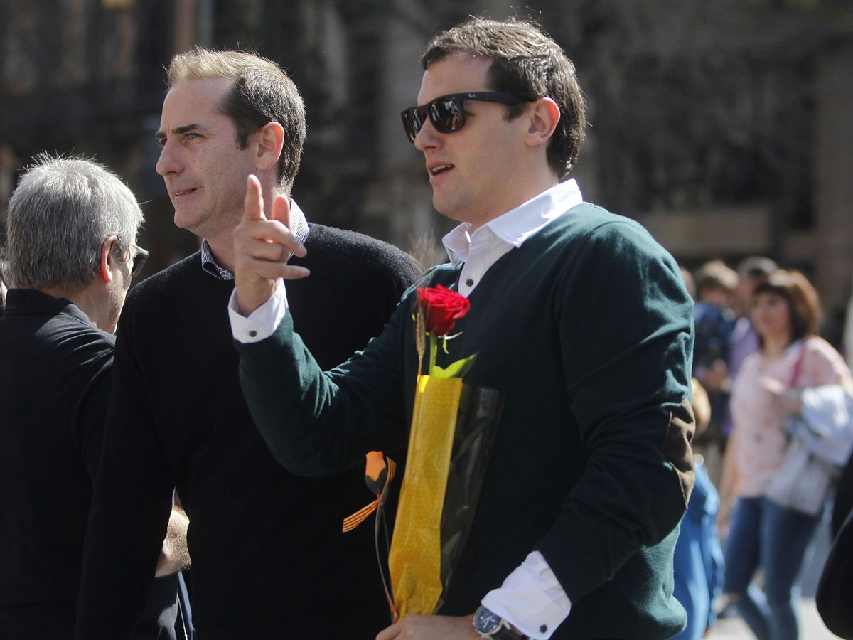 Foto: Albert Rivera, paseando en Sant Jordi con una rosa. (EFE)