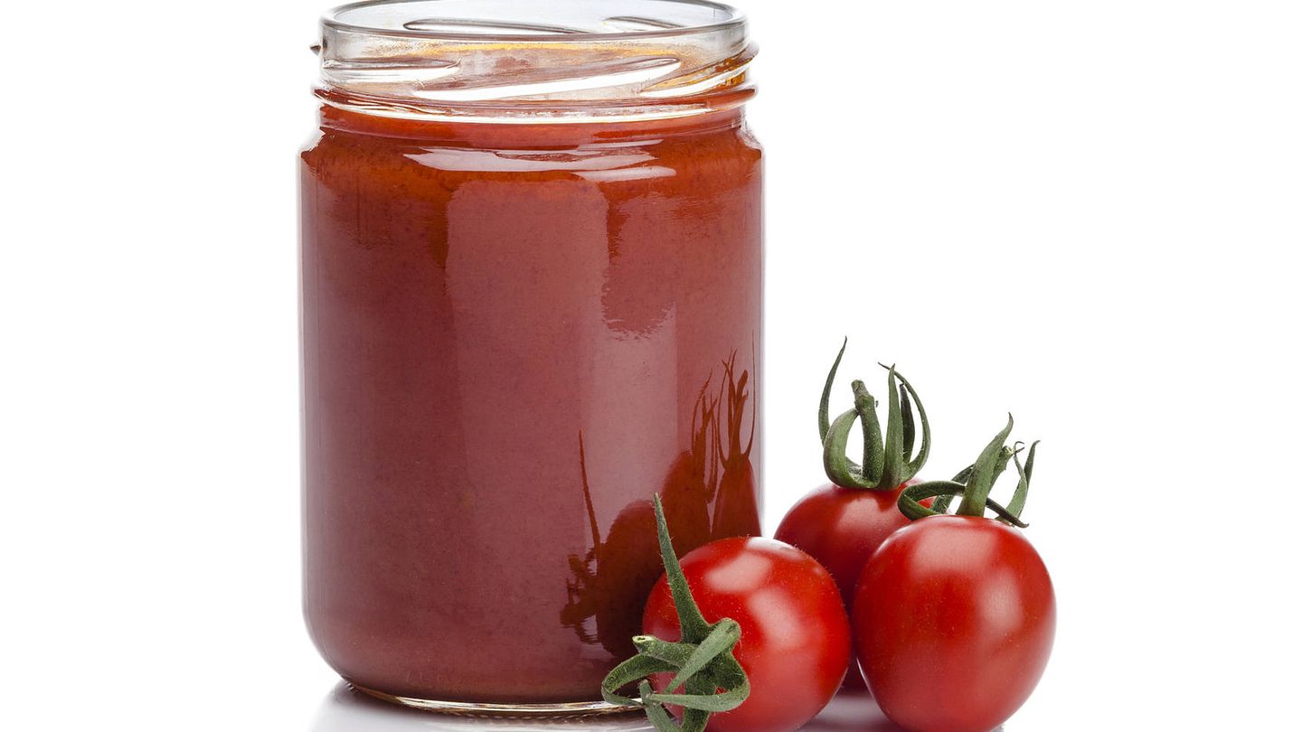 Salsa de tomate y al natural. (iStock)