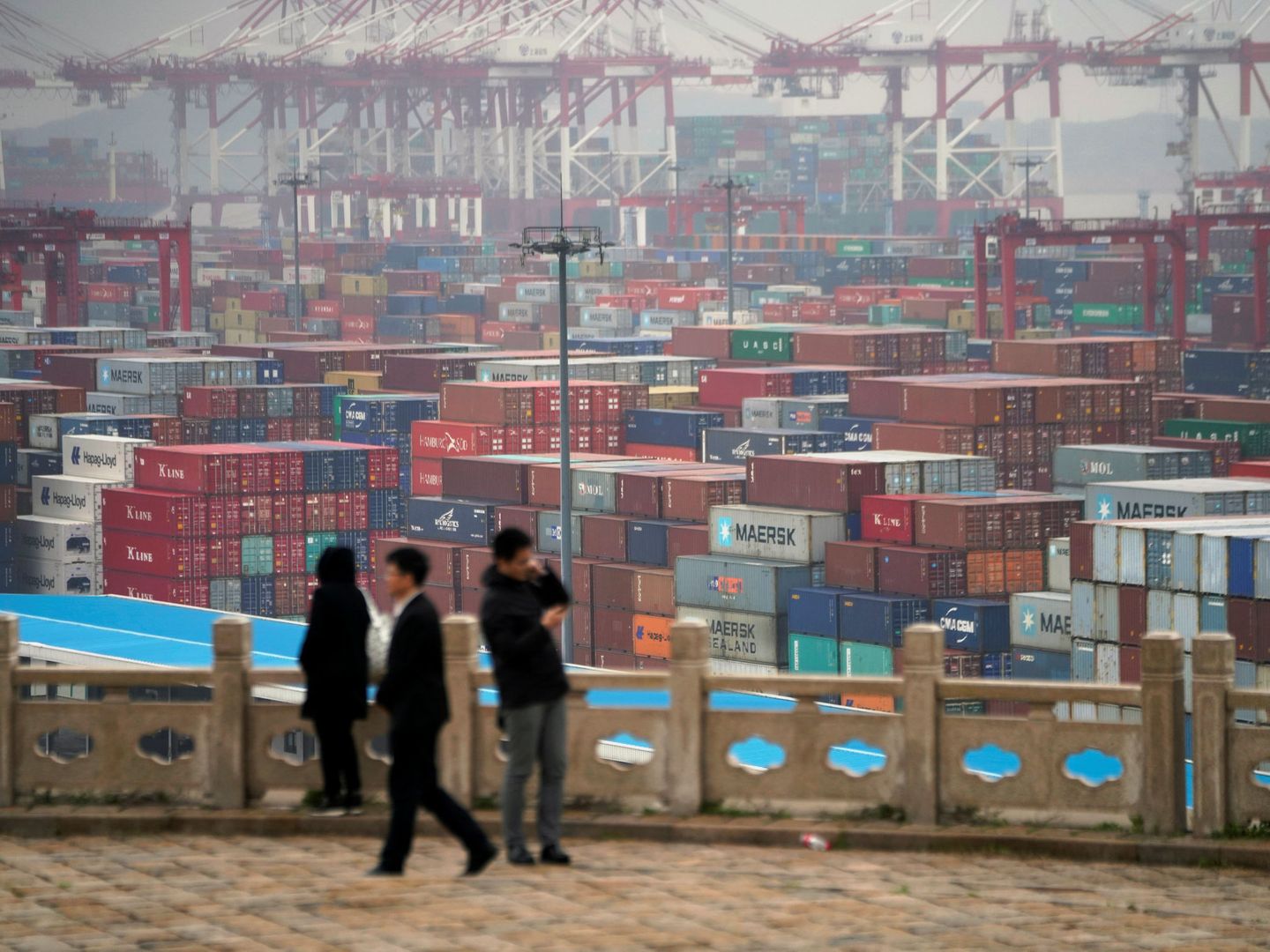 Contenedores en el puerto de Yangshan, en Shanghái, el 24 de abril de 2018. (Reuters)