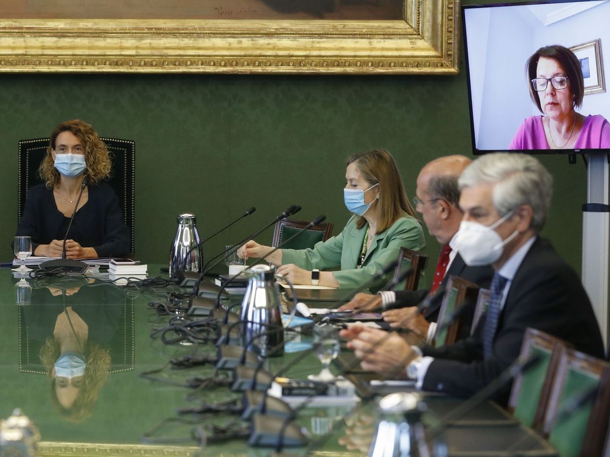 Foto: La presidenta de la Cámara, Meritxell Batet (i), y los diputados del PP Ana Pastor y Adolfo Suárez y de Vox Ignacio Gil Lázaro (2d) durante la reunión de la Mesa la semana pasada. (EFE)