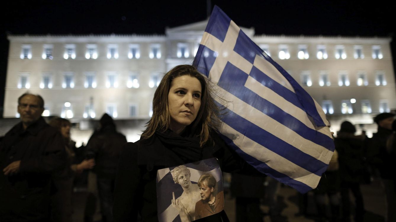 Foto: Una manifestante frente al Parlamento en Atenas (Efe)