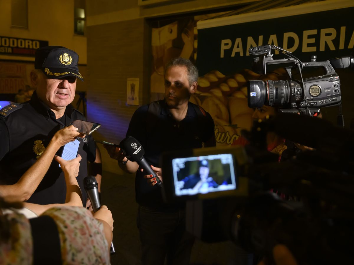 Foto: Un portavoz de la Policía Nacional frente a la panadería donde se han producido los hechos. (EFE/Raúl Caro)