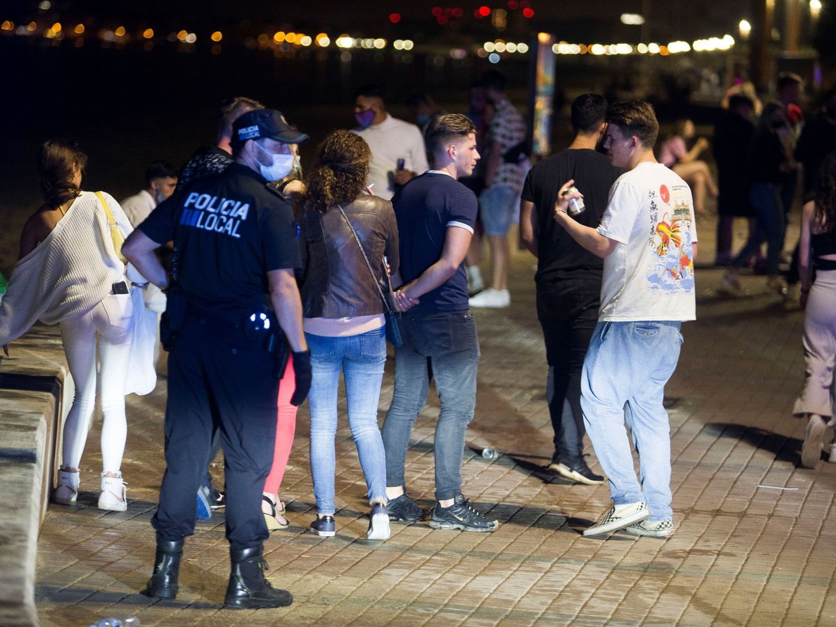 Foto: La Policía disuelve una aglomeración en Baleares a principios de junio. (Reuters)